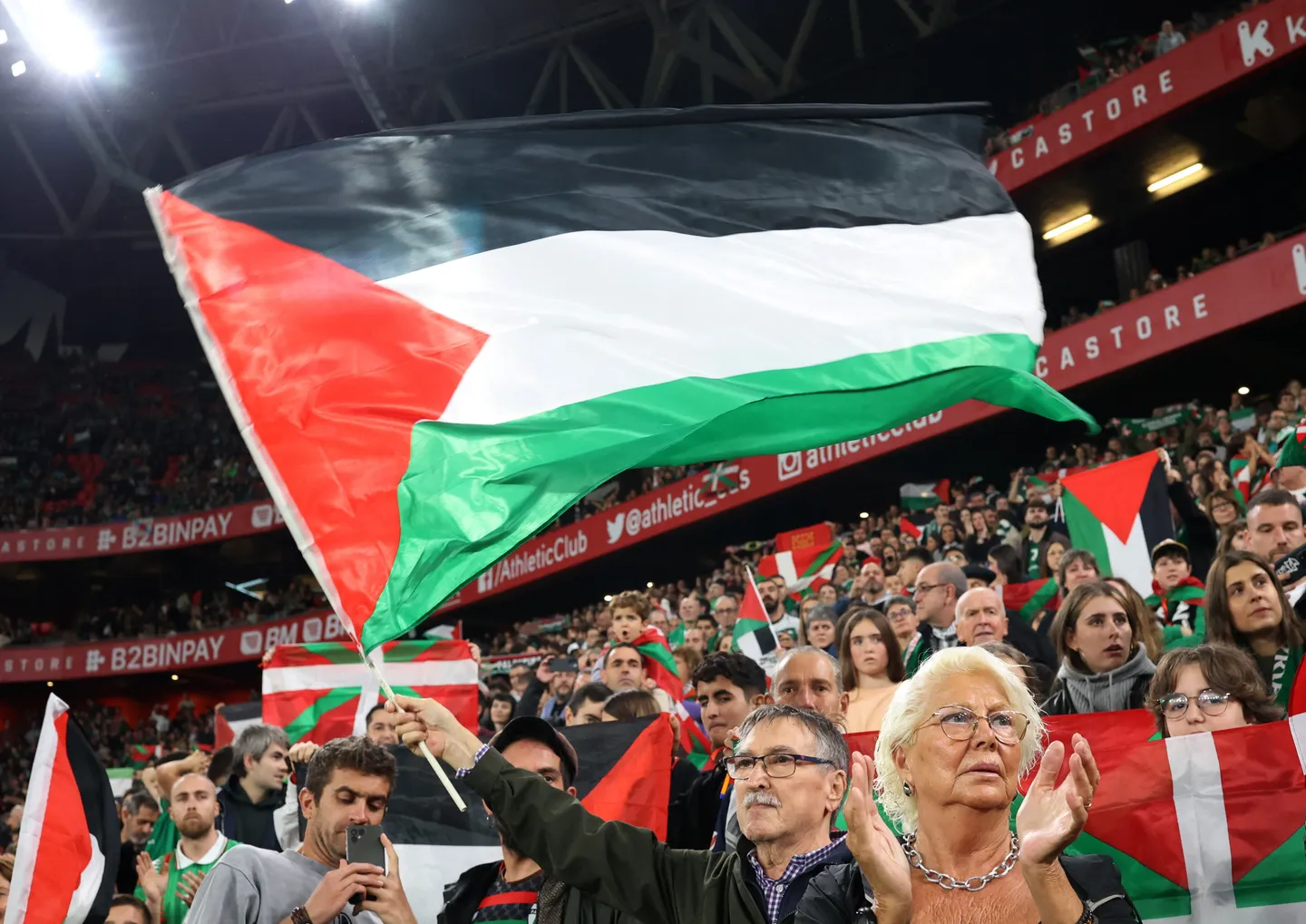 Aficionados muestran un apoyo masivo a Palestina durante partido de fútbol en Bilbao, España