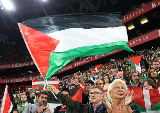 Aficionados muestran un apoyo masivo a Palestina durante partido de fútbol en Bilbao, España