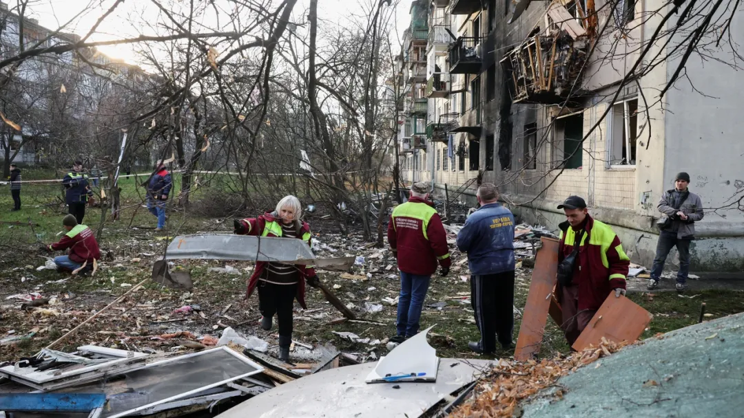 Rússia lança ataque massivo e mortífero contra a Ucrânia; Kiev responde com ataques de longo alcance