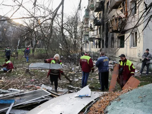 Rússia lança ataque massivo e mortífero contra a Ucrânia; Kiev responde com ataques de longo alcance