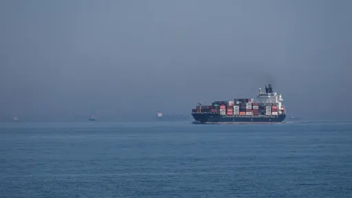 ایران یک نفت‌کش خارجی را به اتهام حمل محموله غیرمجاز در خلیج توقیف کرد