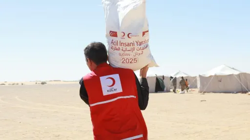 الهلال الأحمر التركي يقدّم مساعدات غذائية لنازحي الفاشر بالسودان