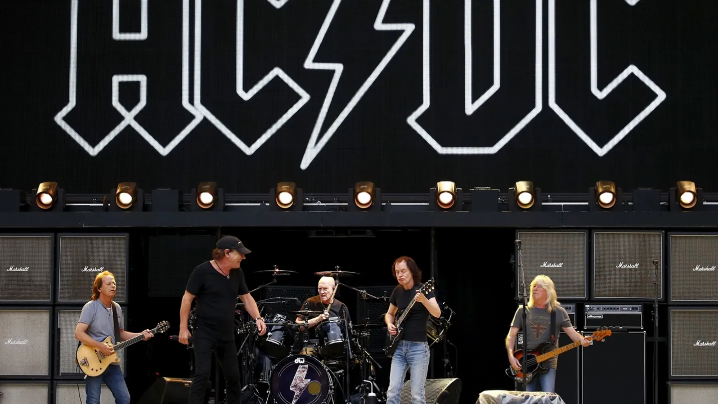 Melbourne treme enquanto fãs do AC/DC agitam o chão