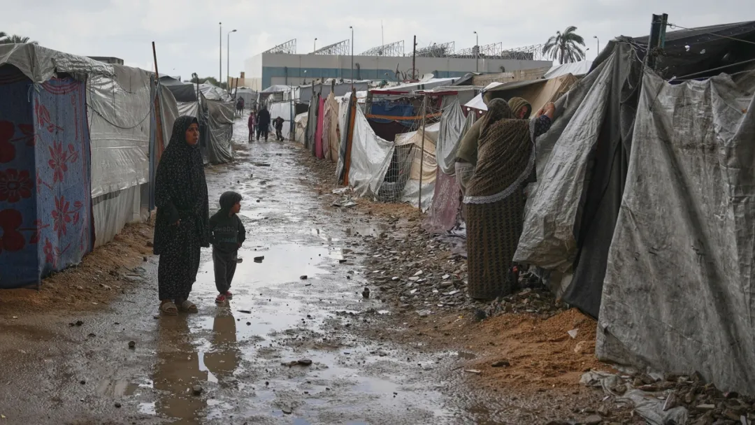 Газанын Хан-Юнус шаарында катуу жамгыр жаап, жер которгон үй-бүлөлөрдүн чатырларын суу каптады