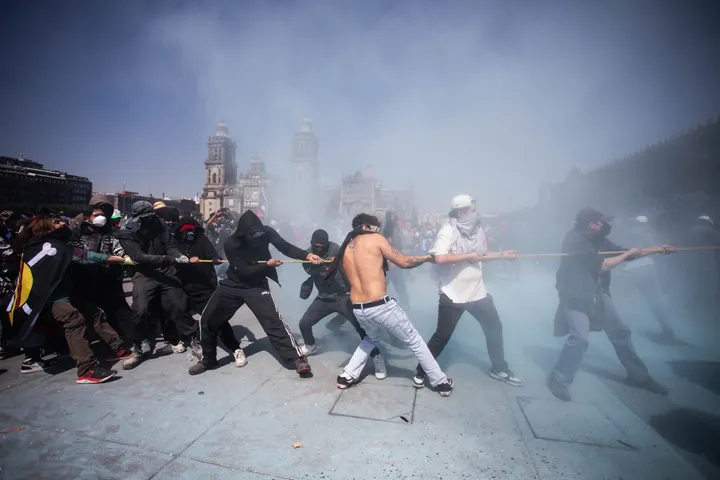 Shpërthejnë përleshjet në protestën kundër dhunës në Mexico City, 20 të plagosur