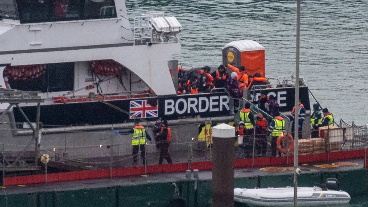 بریتانیا از طرح سخت‌گیرانه جدید در نظام پناهندگی رونمایی کرد