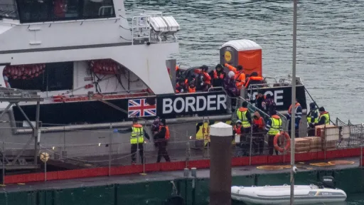 بریتانیا از طرح سخت‌گیرانه جدید در نظام پناهندگی رونمایی کرد