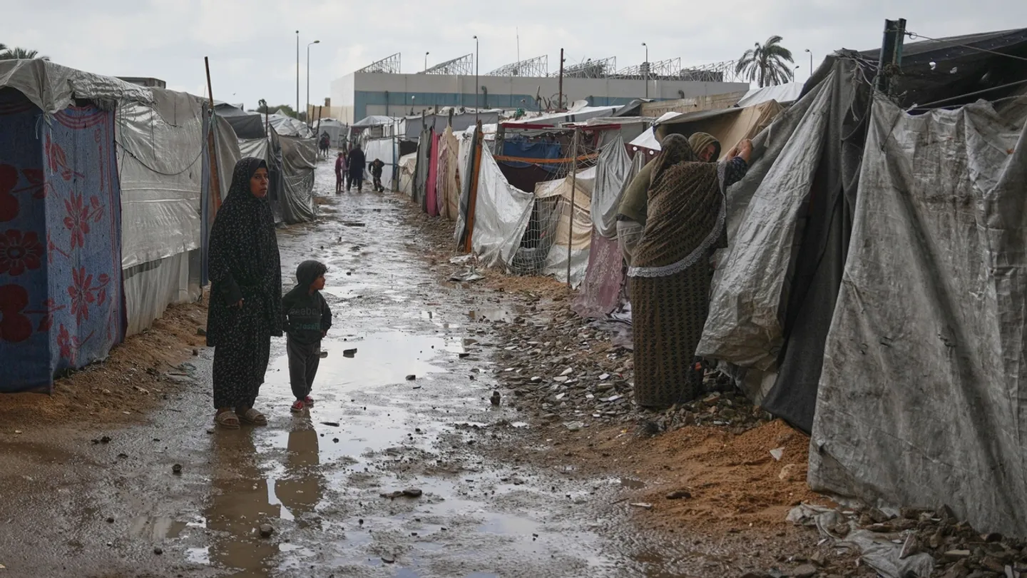 Chuvas intensas inundam tendas de famílias deslocadas em Khan Younis, Gaza