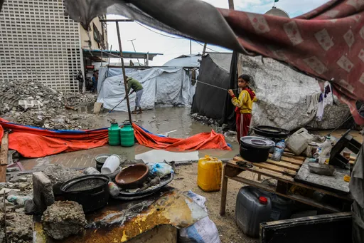 Пороен дожд ги зголеми проблемите на раселените Палестинци во Газа