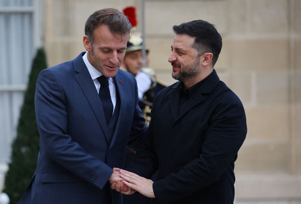 Macron et Zelensky signent un accord d'armement "historique" - TRT Français