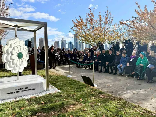 Otkriven "Cvijet Srebrenice" ispred zgrade UN-a u New Yorku, spomenik žrtvama genocida u Srebrenici