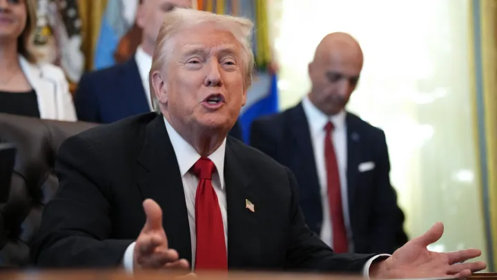 ترمب يلمّح لإمكانية الحوار مع مادورو وسط تصعيد عسكري أمريكي في الكاريبي