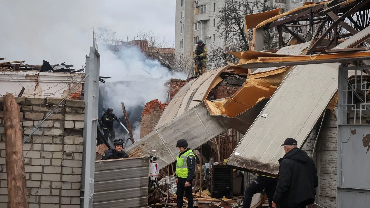 Funcionários: Mísseis russos atingem blocos residenciais ucranianos, matando três pessoas