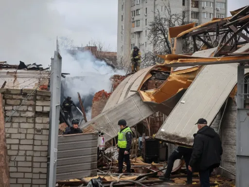 Funcionários: Mísseis russos atingem blocos residenciais ucranianos, matando três pessoas