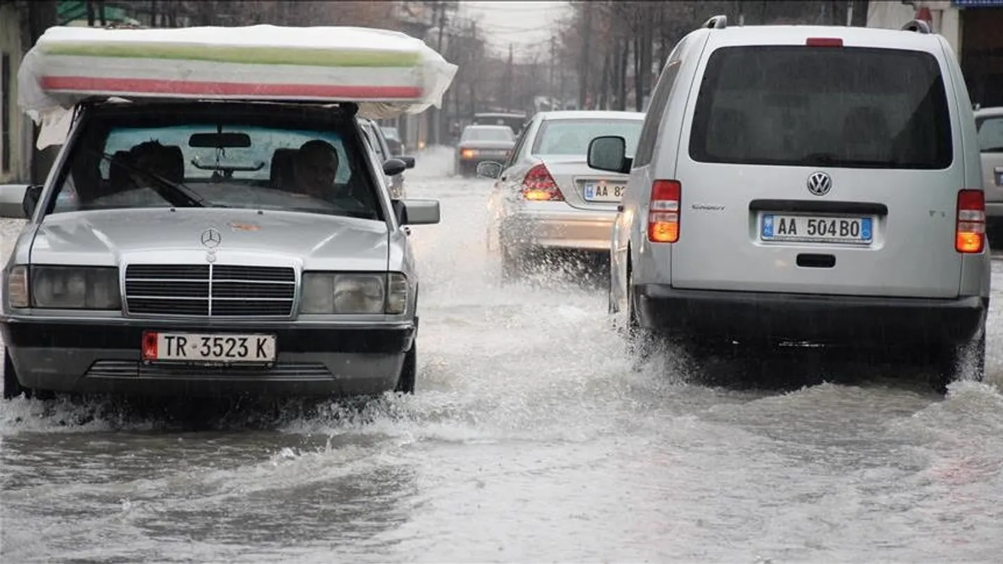 Shqipëria përfshihet nga moti i keq, përmbytje në disa zona