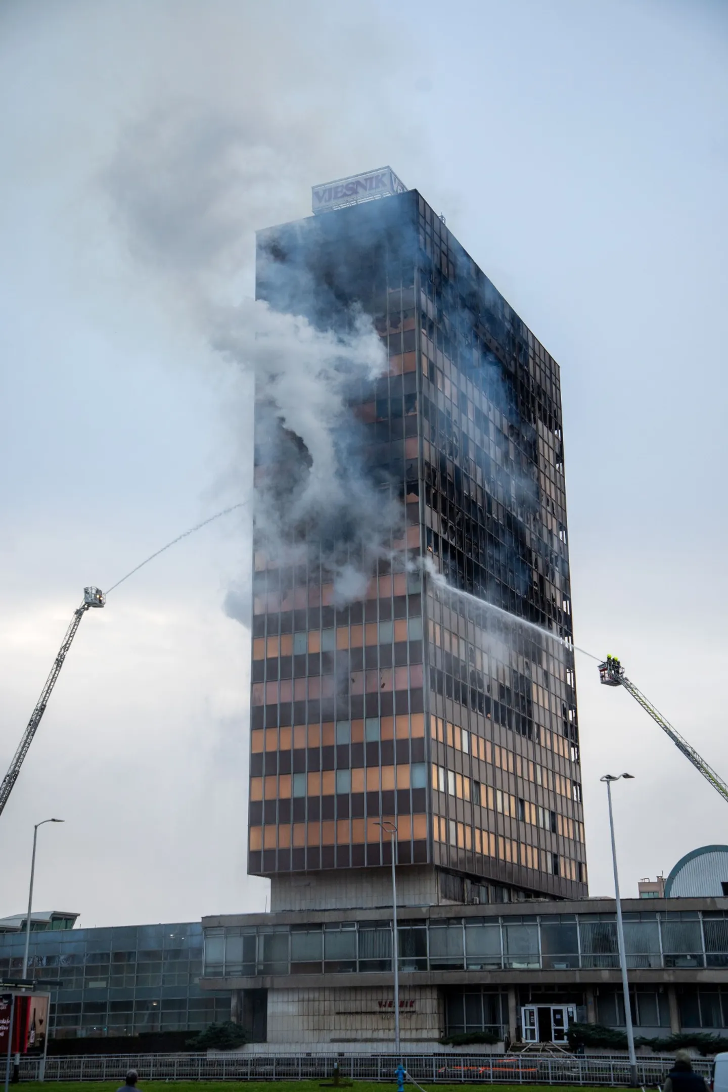 Kroaci, zjarri përfshin ndërtesën "Vjesnik" në Zagreb