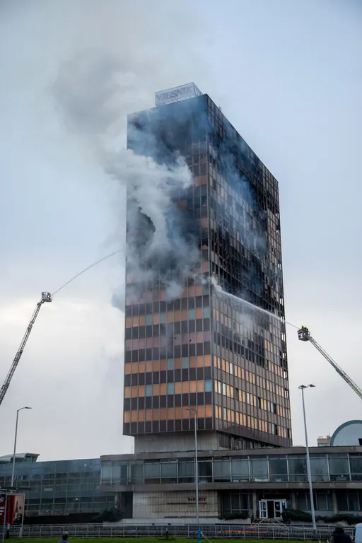 Kroaci, zjarri përfshin ndërtesën "Vjesnik" në Zagreb
