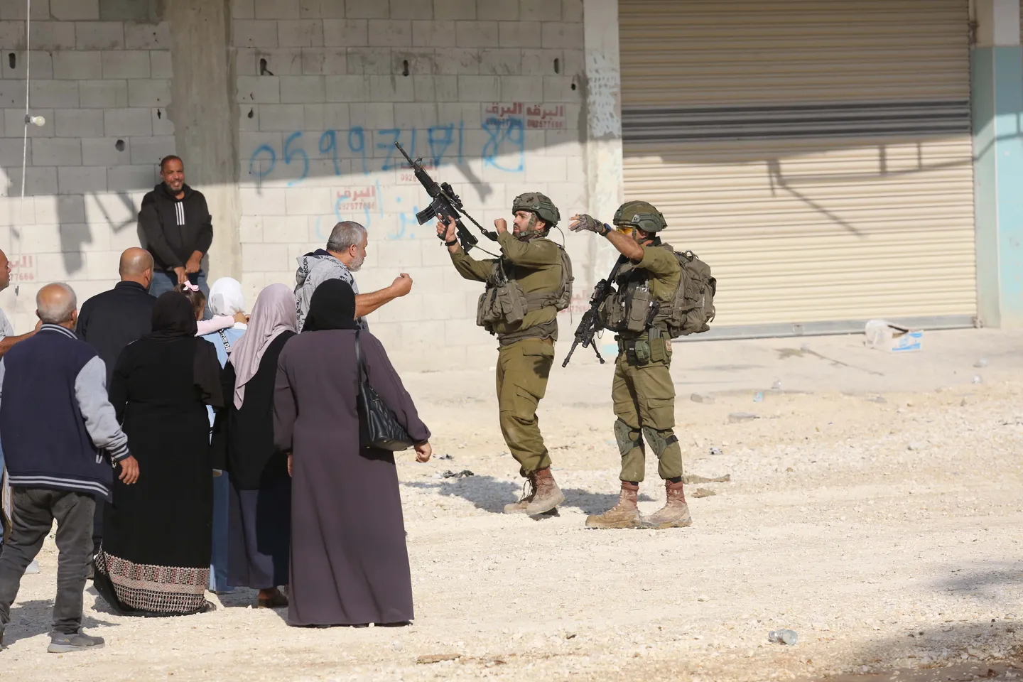 الاحتلال يصيب ويعتقل عشرات الفلسطينيين بالضفة ويوزع إخطارات بهدم مسجد ومساكن