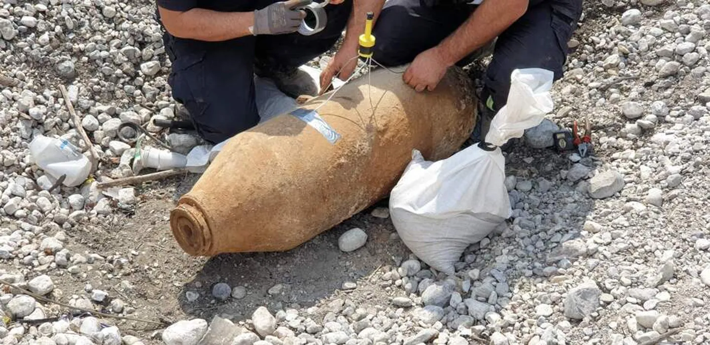 Evakuacija stanovništva naselja Oaza u Mostaru zbog avionske bombe iz Drugog svjetskog rata