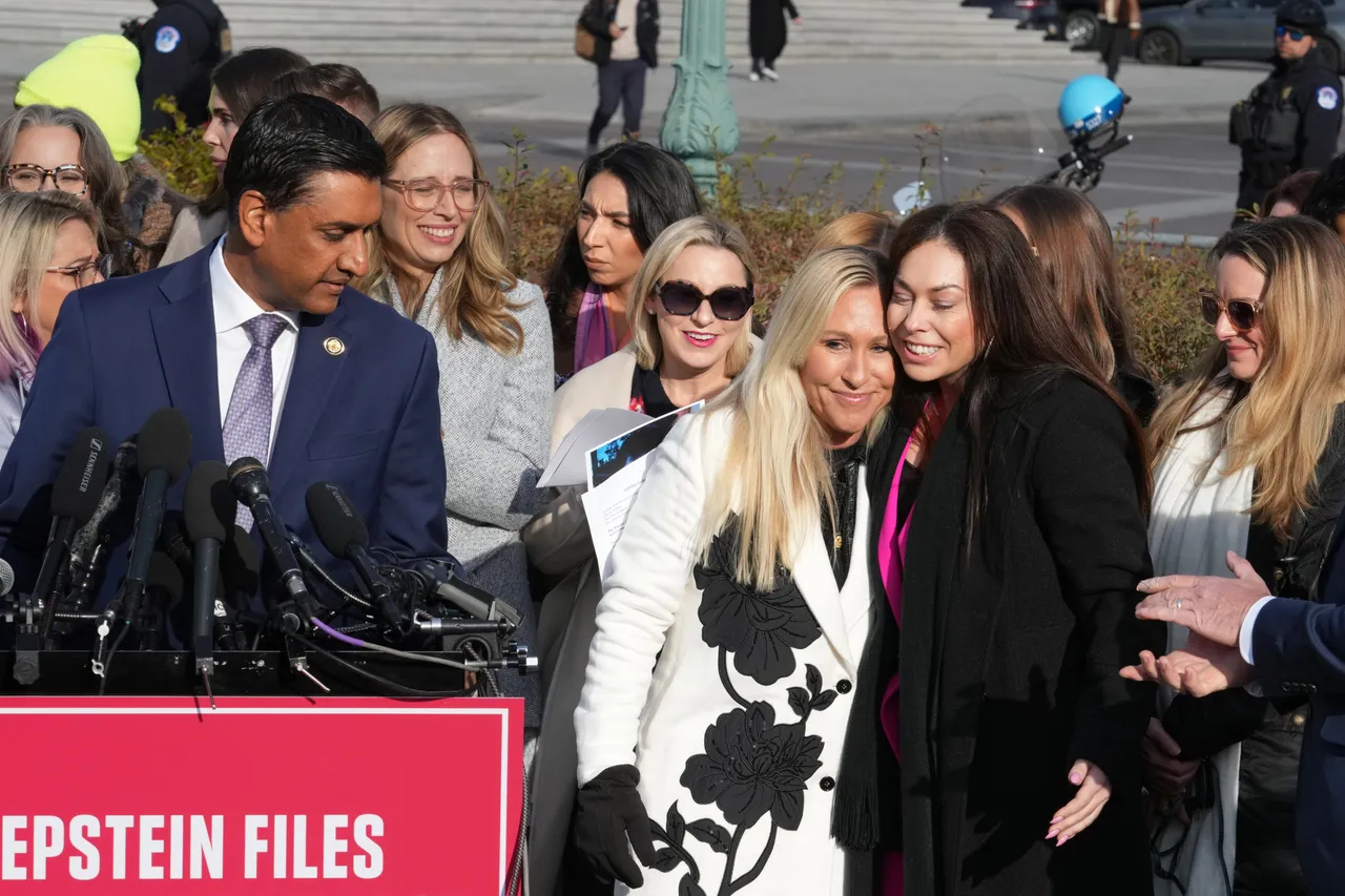 ئامېرىكا ئەدلىيە مىنىستىرلىقى ترامپقا ئالاقىدار ئېپىشتېين ھۆججەتلىرىنى يوشۇردى