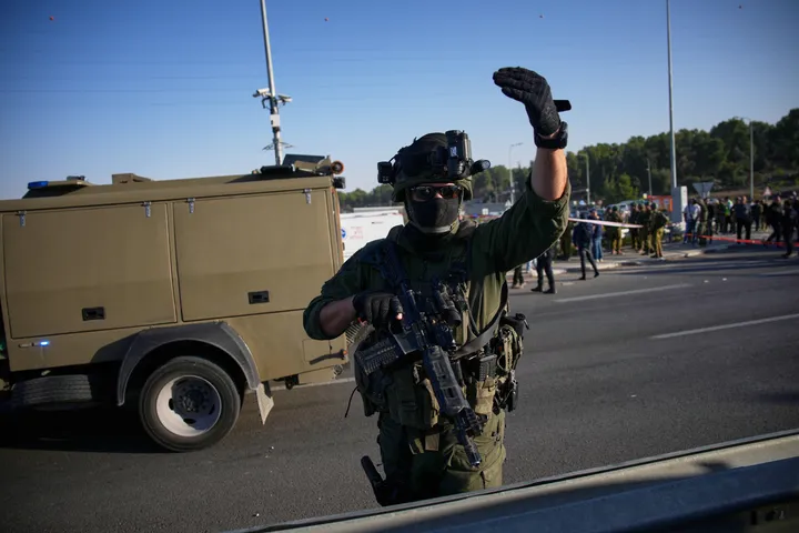 په اشغال شوې لویدیځه غاړه کې رام الله ته نږدې د چاقو په برید کې اسرائیلي پوځیان ټپیان شول