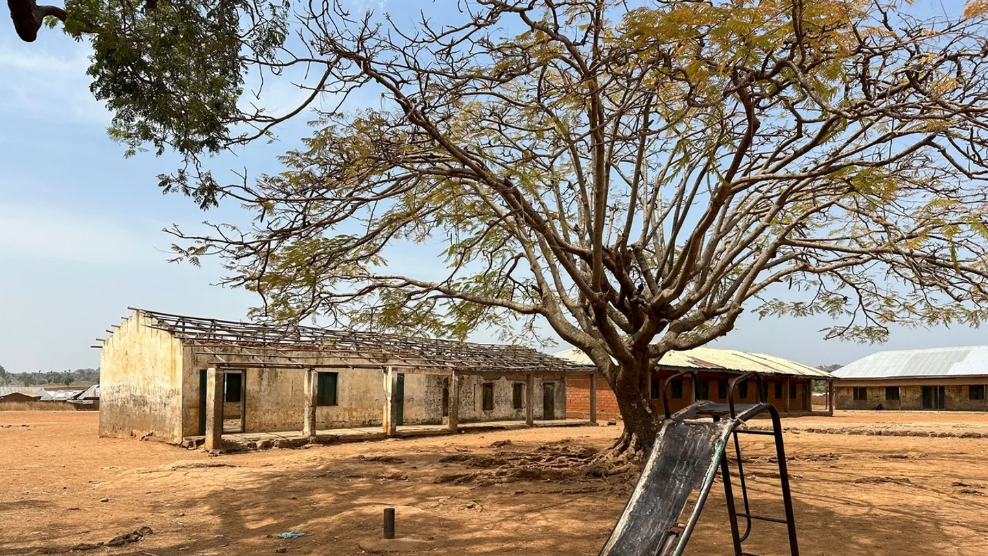 Homens armados sequestram 25 meninas e matam funcionário em ataque a escola na Nigéria