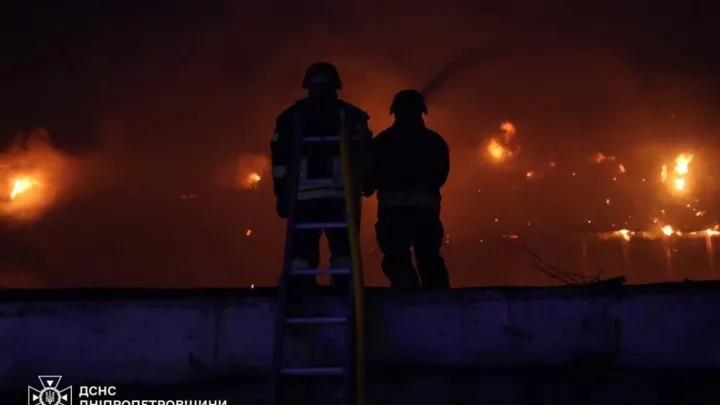 Россия ударила по вокзалу и депо в Днепре