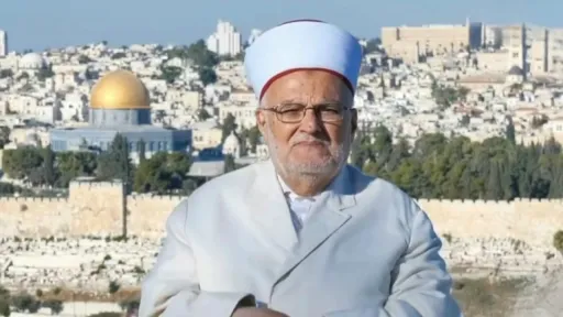 على كرسي متحرك.. انتهاء جلسة محاكمة الشيخ عكرمة صبري.. ومحاميه: لائحة الاتهام امتداد لسياسة الاحتلال