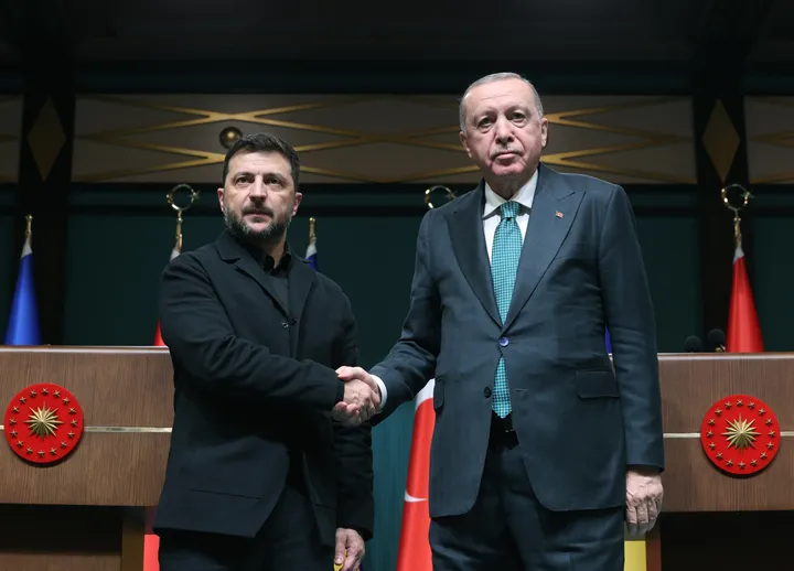Erdogan pide reactivar diálogos de paz entre Rusia y Ucrania en Estambul, tras reunión con Zelenskyy