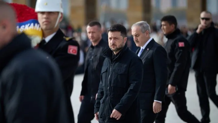 زيلينسكي يصل أنقرة لإجراء محادثات حول إنهاء الحرب مع روسيا