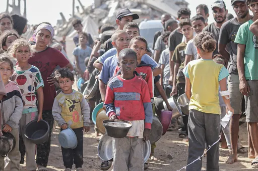 Gaza: Israël restreint l'entrée de l'aide alors que l'armée poursuit ses attaques