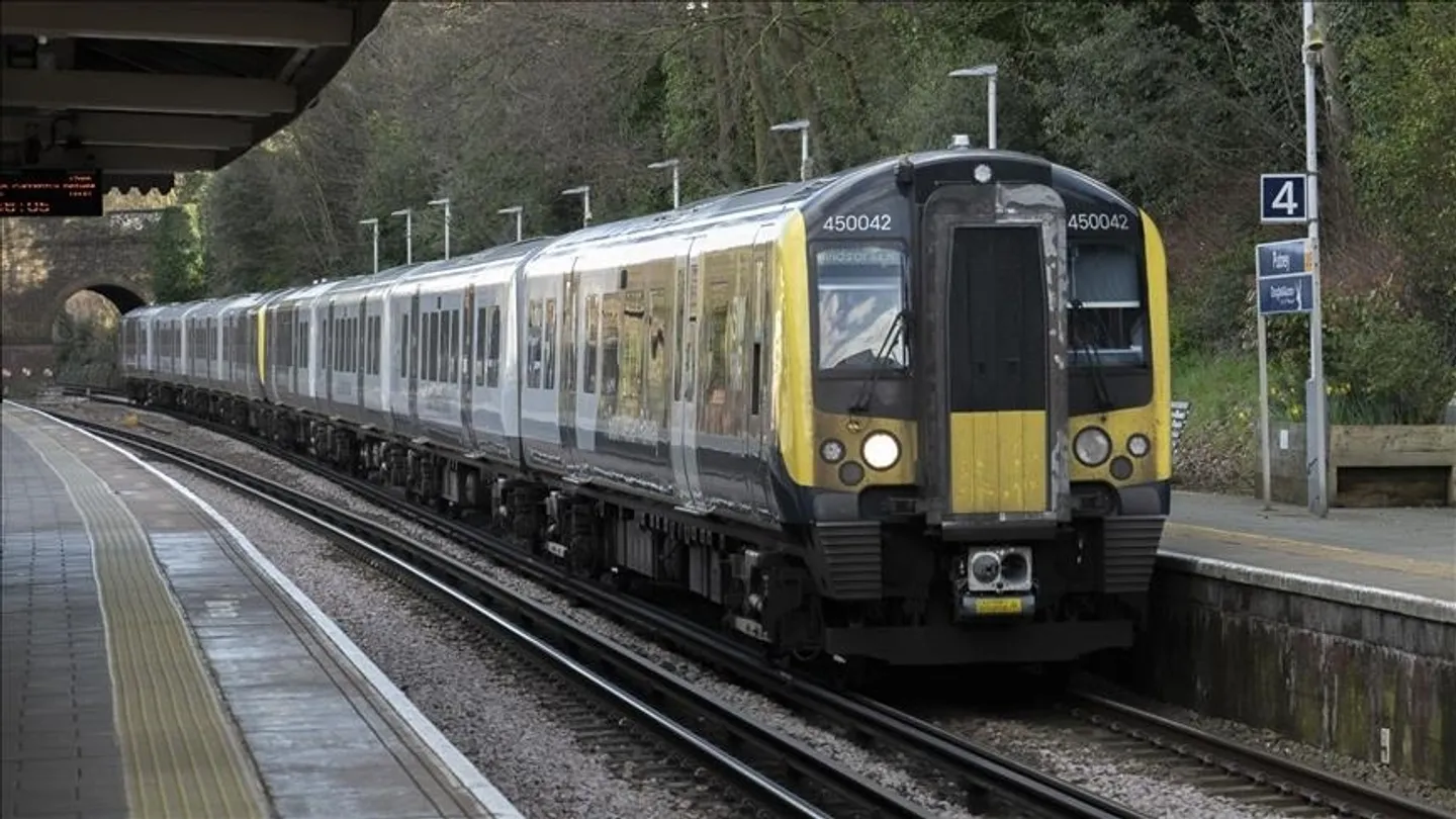 Sulm me thikë në tren në Britani: 10 të plagosur, 9 në gjendje kritike