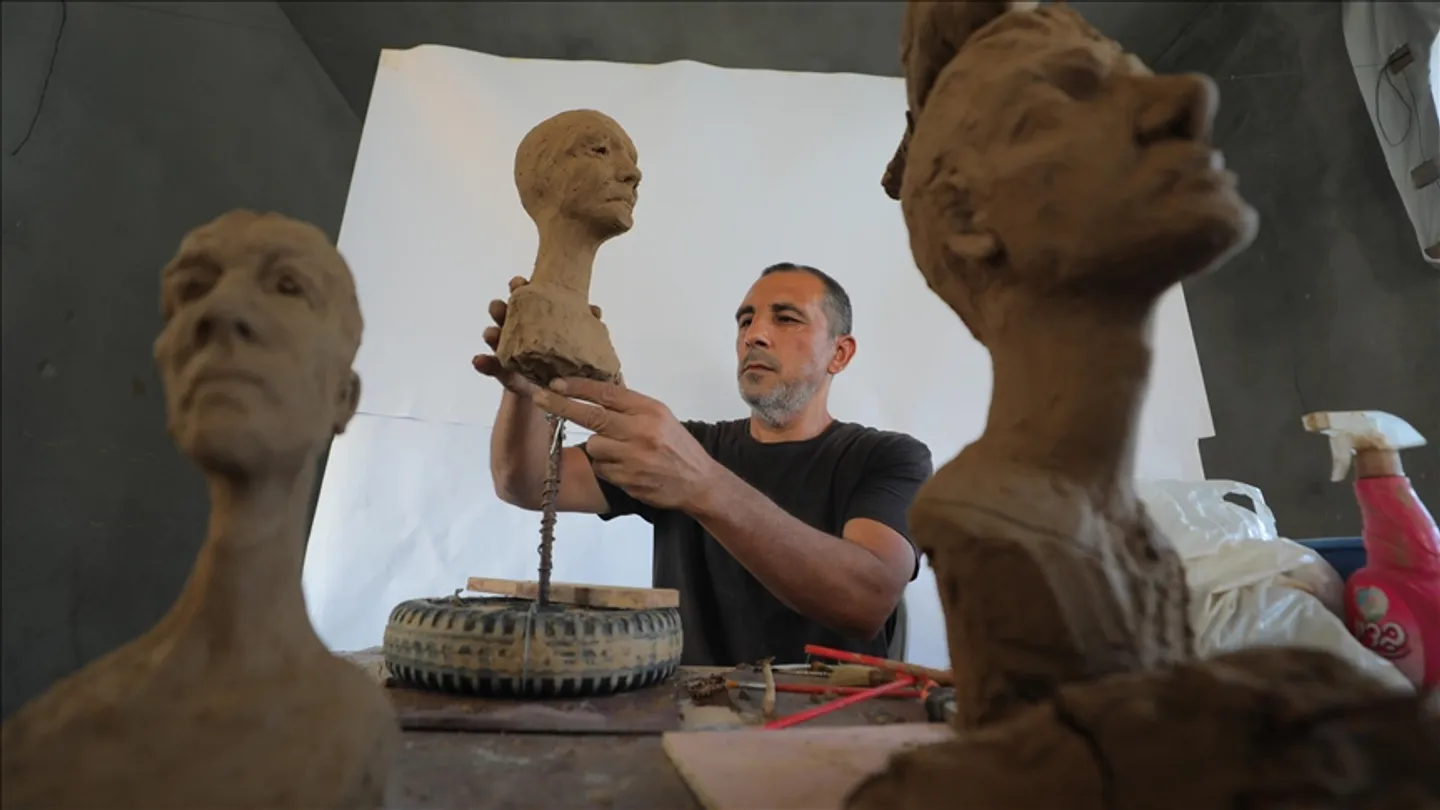 Artisti palestinez pasqyron jetën e popullit të Gazës nën sulmet izraelite