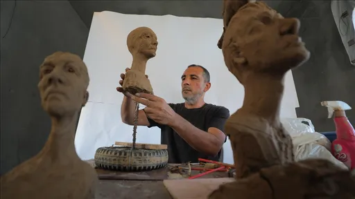 Artisti palestinez pasqyron jetën e popullit të Gazës nën sulmet izraelite