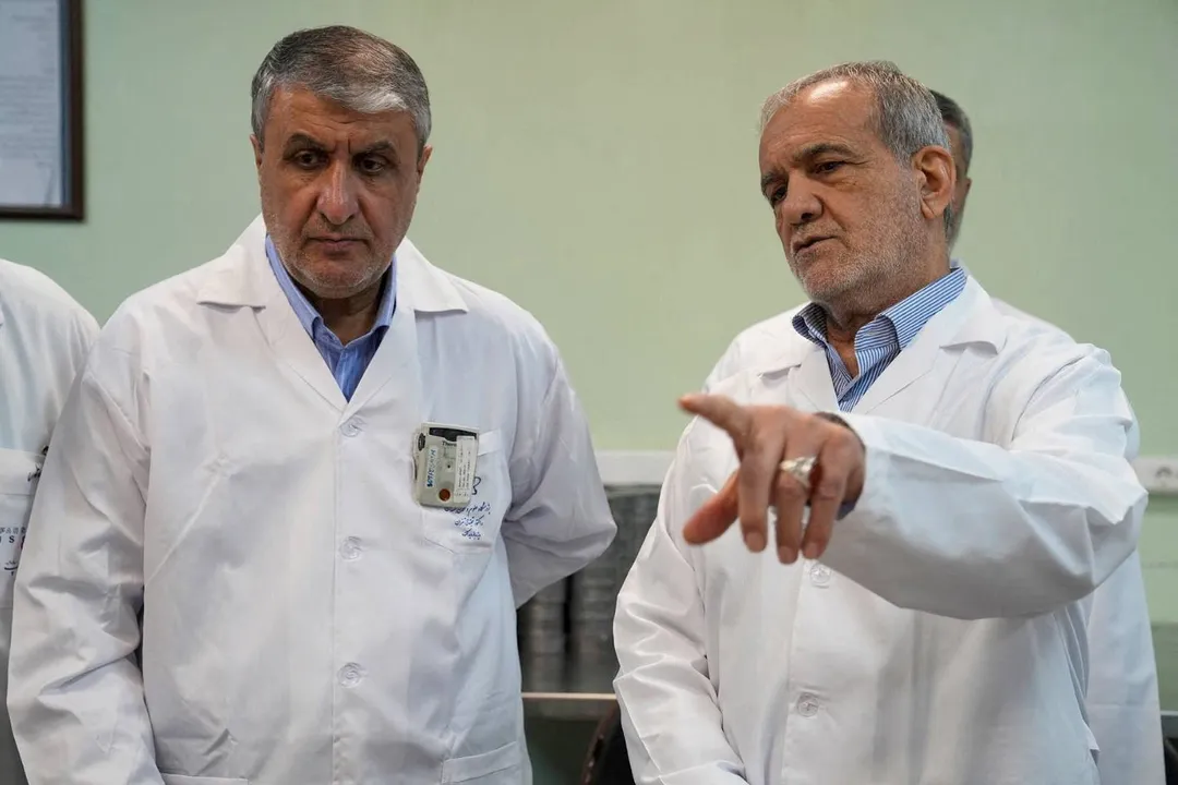 خلال زيارته لمنظمة الطاقة الذرية الإيرانية.. بزشكيان: سنعيد بناء منشآتنا النووية وبقوة أكبر