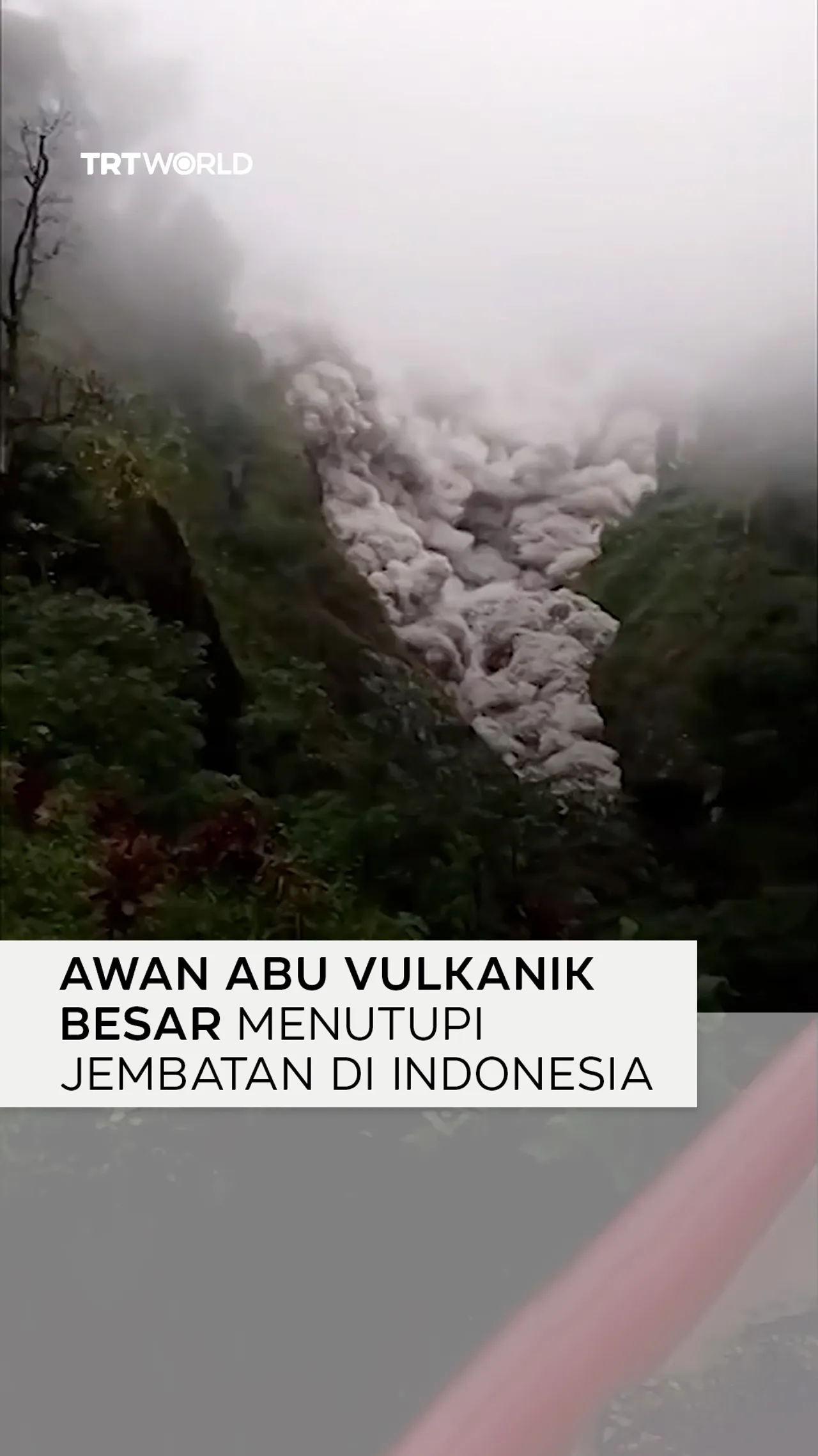 Awan abu vulkanik besar menutupi jembatan di Indonesia