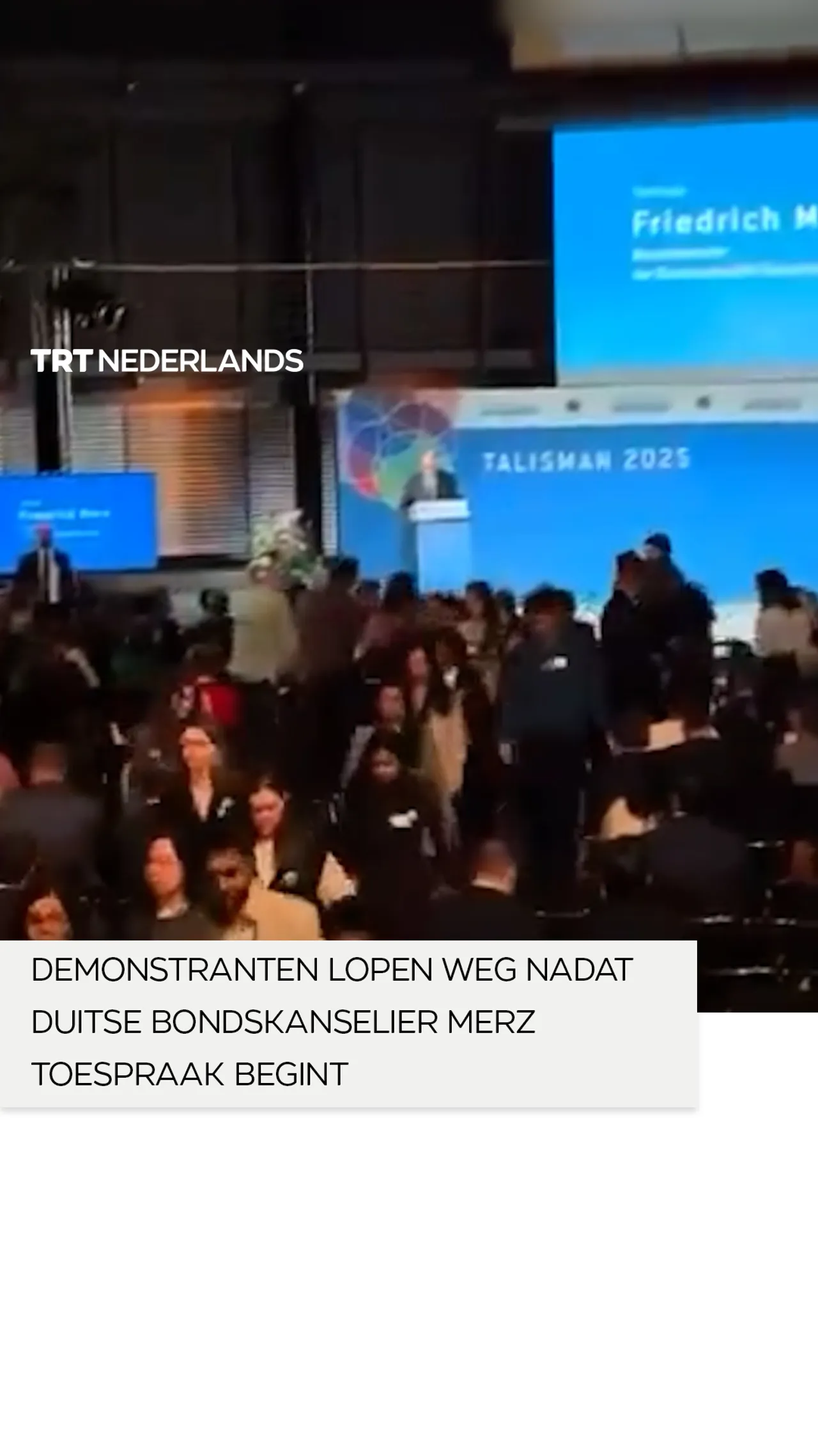 Demonstranten lopen weg nadat Duitse bondskanselier Merz toespraak begint