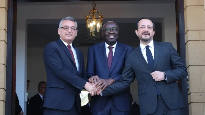 رئيس جمهورية شمال قبرص التركية يلتقي زعيمَ إدارة جنوب قبرص اليونانية