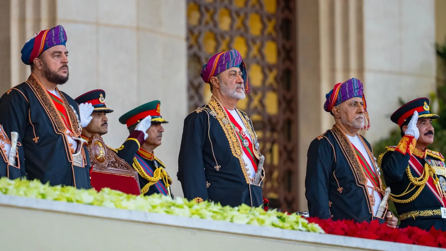 سلطان عمان يشارك في احتفالات اليوم الوطني في مسقط