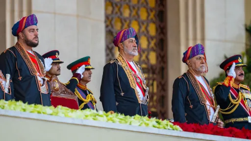 سلطان عمان يشارك في احتفالات اليوم الوطني في مسقط