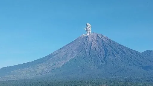 Java volcano eruption forces evacuations as hundreds seek refuge in temporary shelters