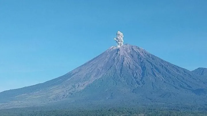Erupção de vulcão em Java força evacuações enquanto centenas procuram refúgio em abrigos temporários