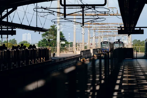 Pohon tumbang hentikan layanan, MRT Jakarta evakuasi 524 penumpang