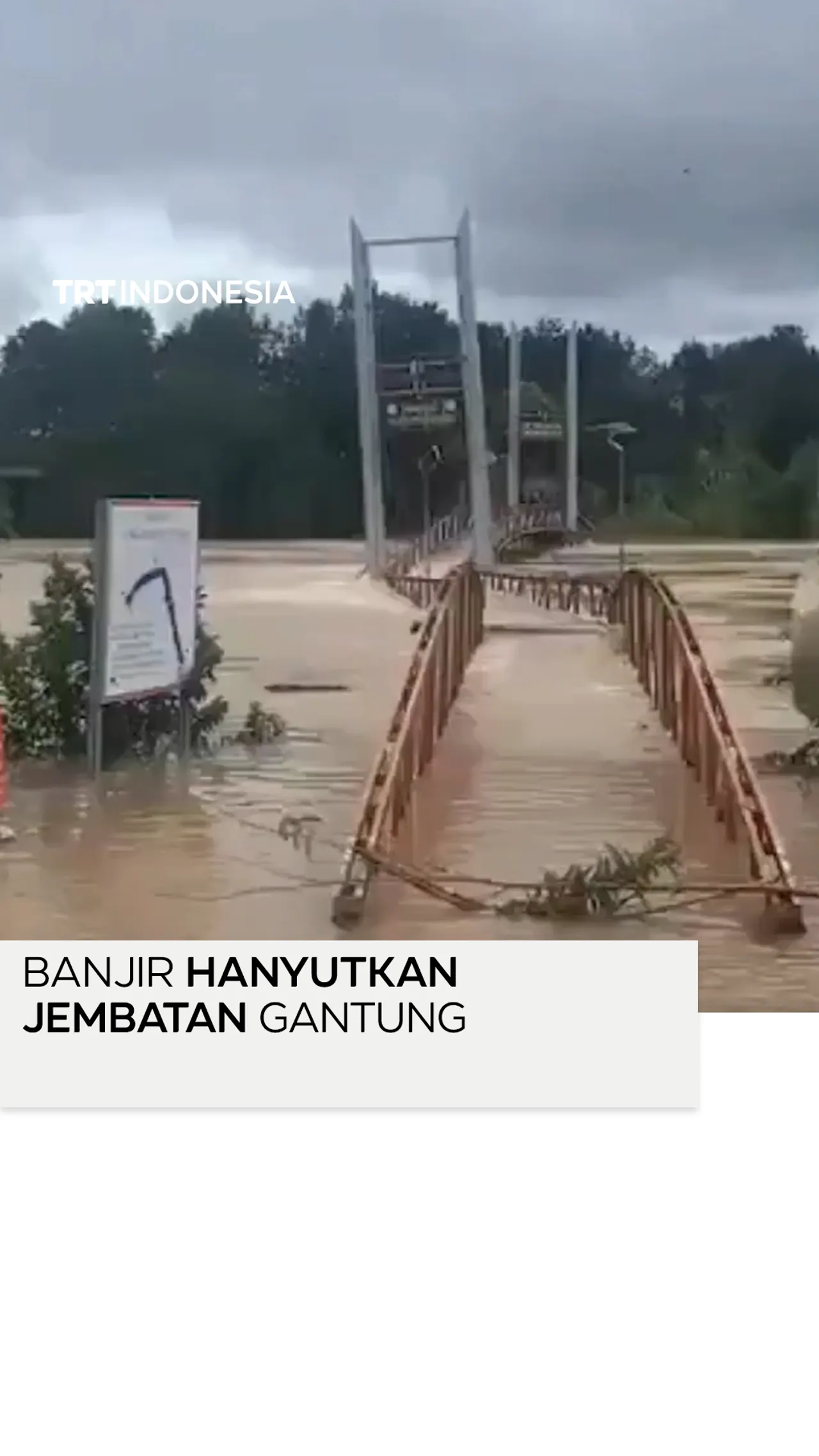 Banjir bandang hanyutkan jembatan gantung Phu Thien di Vietnam