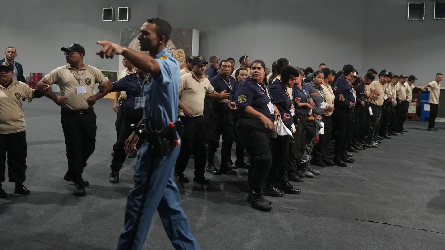 Incêndio na COP30 no Brasil desencadeia o caos e interrompe negociações de alto risco