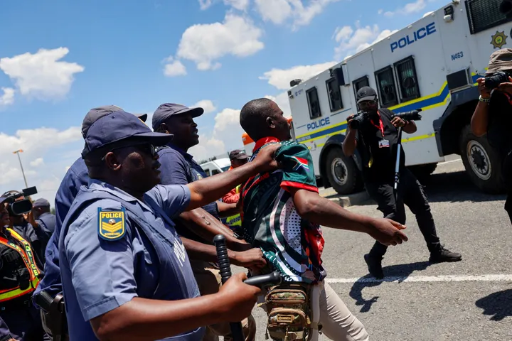 Afrique du Sud : La police arrête plus de 1 000 personnes dans une opération anti-criminelle