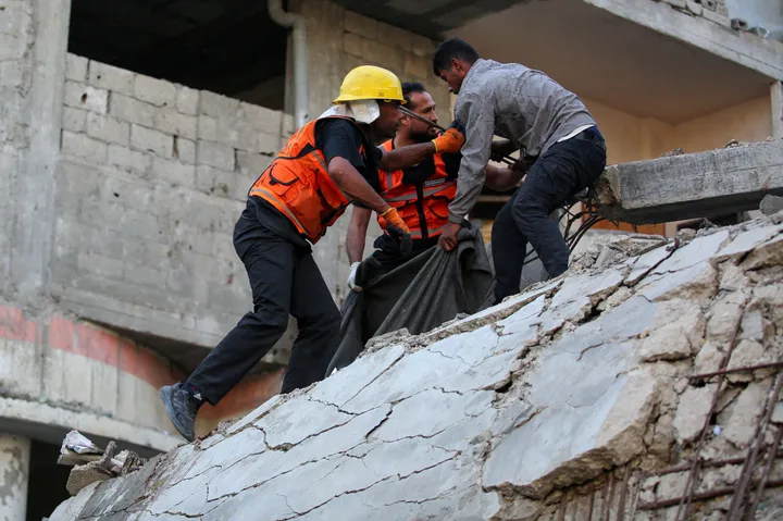 إصابة 3 أطفال بانفجار مخلفات جيش الاحتلال في غزة وانتشال جثامين 14 فلسطينياً من تحت الأنقاض
