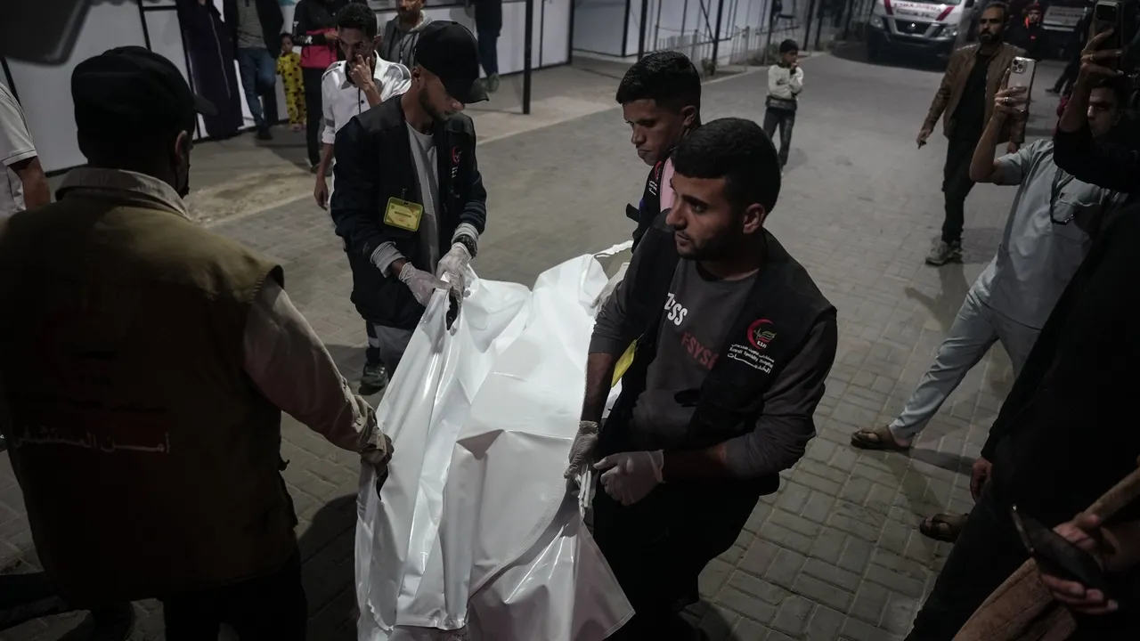 Израиль бомбит жилые дома в Газе