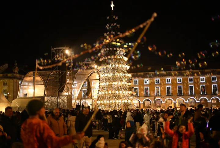 Pretpraznična atmosfera u Lisabonu: Grad zablistao u svjetlu i dekoracijama