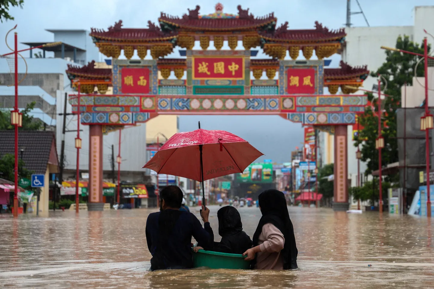 Deadly floods displace thousands in Thailand, Malaysia